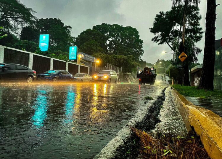 Ingreso de humedad provocará lluvias en El Salvador para esta noche de sábado