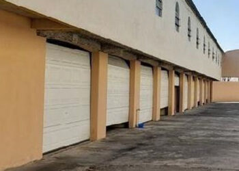 Encuentran a tres personas muertas en un motel de Santa Ana