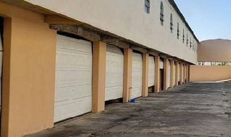 Encuentran a tres personas muertas en un motel de Santa Ana