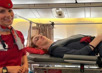 La mujer más alta del mundo pudo volar en avión por primera vez en su vida por un cambio en la aeronave