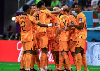 Países Bajos ganó 2-0 y se clasificó como primero