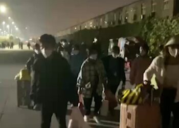 Los empleados que ensamblan los iPhone en China se van de la fábrica para escapar de los confinamientos por Covid