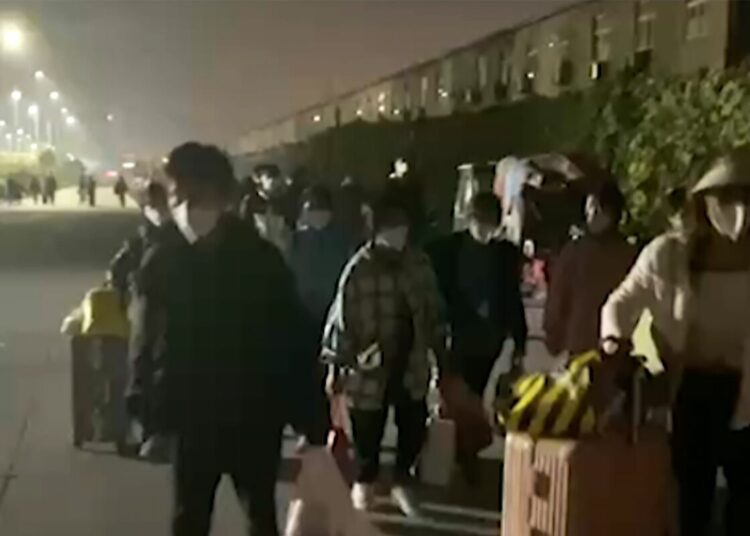 Los empleados que ensamblan los iPhone en China se van de la fábrica para escapar de los confinamientos por Covid