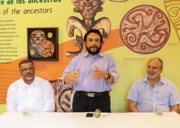 Vicepresidente Félix Ulloa es condecorado en Panamá