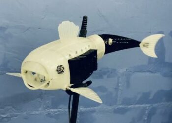 Pez robot ayuda a la vida marina filtrando los microplásticos