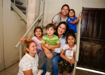 Ministra de Vivienda entrega 48 residencias a familias de Altos del Sol en Nuevo Cuscatlán