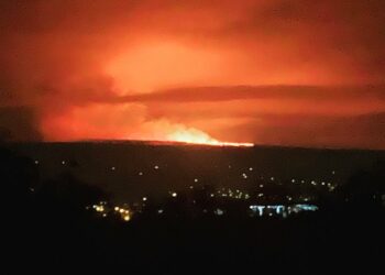 El volcán Mauna Loa de Hawaii, el más grande del mundo, entró en erupción después de 40 años