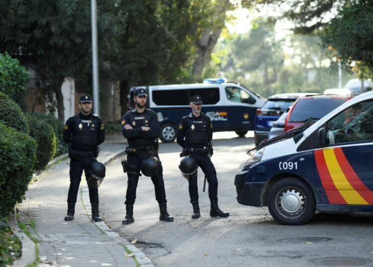 Cuatro de los seis sobres con explosivos interceptados en España comparten la misma grafía