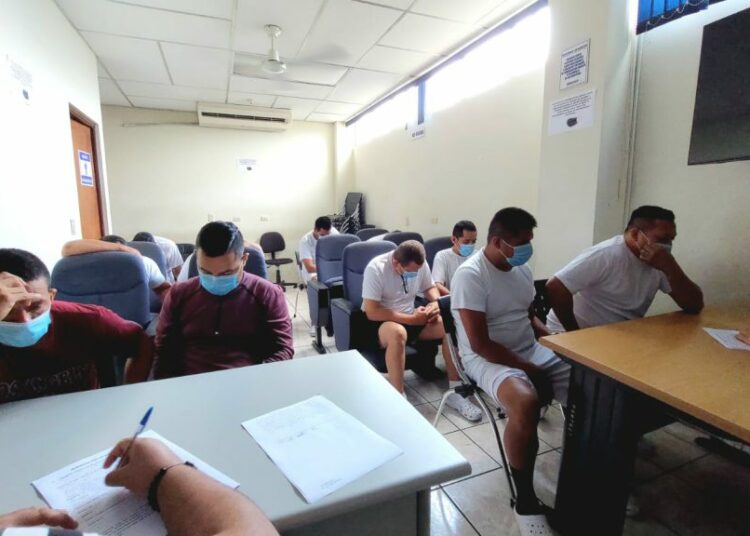 FGR pide prisión para 14 policías y un civil que se dedicaban a robar en el occidente del país