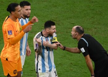 La FIFA anunció que el árbitro español Mateu Lahoz deja el Mundial tras su cuestionado arbitraje en Argentina-Países Bajos