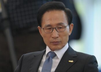 Corea del Sur indulta a expresidente Lee condenado por corrupción