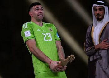 El polémico festejo del Dibu Martínez con el ‘guante de oro’: la cara detrás lo dice todo