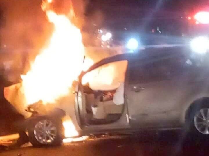 Muere conductor al impactarse contra un poste