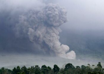 (VIDEOS) Casi 2.000 desplazados tras la erupción de un volcán en Indonesia