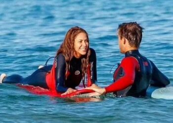 Shakira negó tener un romance con su instructor de surf