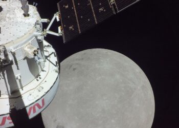 Orion sobrevuela la Luna de cerca e inicia su regreso a la Tierra