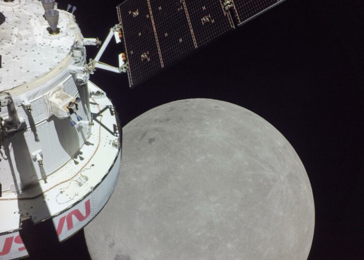 Orion sobrevuela la Luna de cerca e inicia su regreso a la Tierra