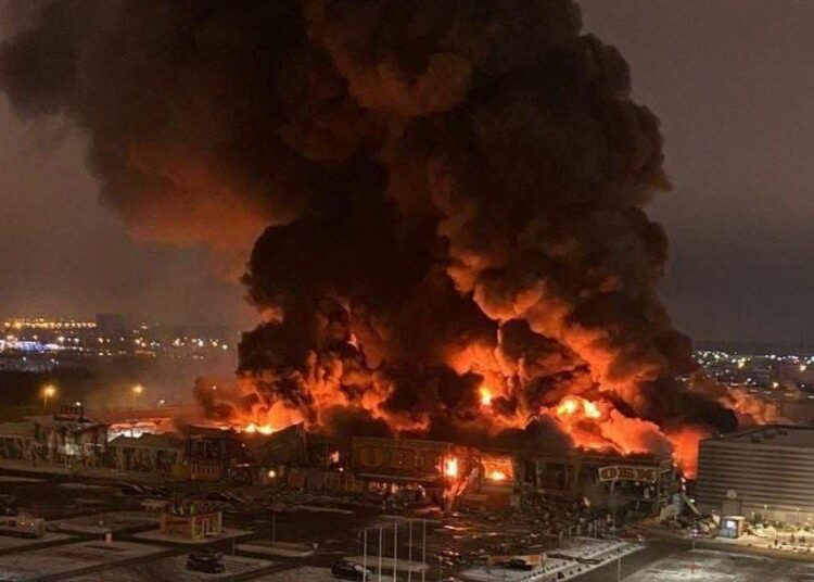 Un muerto y daños materiales incalculables dejó un voraz incendio en un centro comercial de Rusia