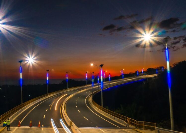 Gobierno del Presidente Nayib Bukele inaugura sistema de iluminación con tecnología solar en Camino a Surf City