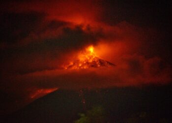 El volcán de Fuego en Guatemala entró en erupción con explosiones moderadas y un flujo de lava de 800 metros
