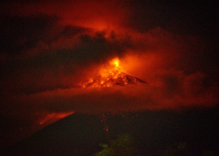 El volcán de Fuego en Guatemala entró en erupción con explosiones moderadas y un flujo de lava de 800 metros