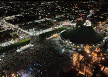 Sin restricciones por la pandemia, miles de peregrinos le cantaron “Las Mañanitas” a la Virgen de Guadalupe