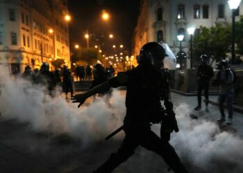 Manifestantes en Perú vandalizan municipio en región de Cusco