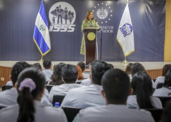 132 médicos residentes ingresarán al ISSS para fortalecer la atención