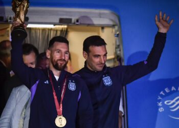 Millares reciben con júbilo a la selección argentina en Buenos Aires