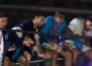 (VIDEO ) Peligroso momento en la llegada de los campeones del mundo a Argentina.