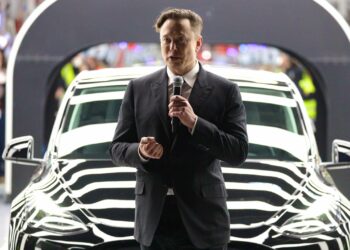 Elon Musk vuelve a vender acciones de Tesla tras comprar Twitter