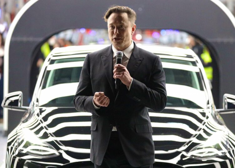 Elon Musk vuelve a vender acciones de Tesla tras comprar Twitter