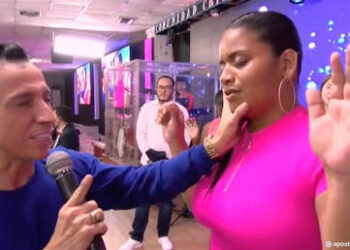 Un pastor colombiano celebra que una mujer perdió peso en vivo con sus rezos