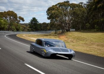 Un auto eléctrico recorre 1.000 kilómetros con una sola carga solar y consigue un récord Guinness