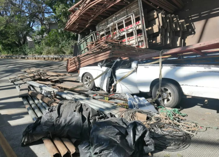 Camión con hierros vuelca sobre pick up en Sonsonate