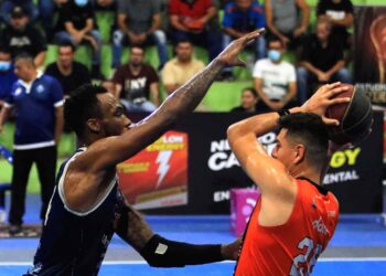 Águila aplasta a un desconocido Santa Tecla