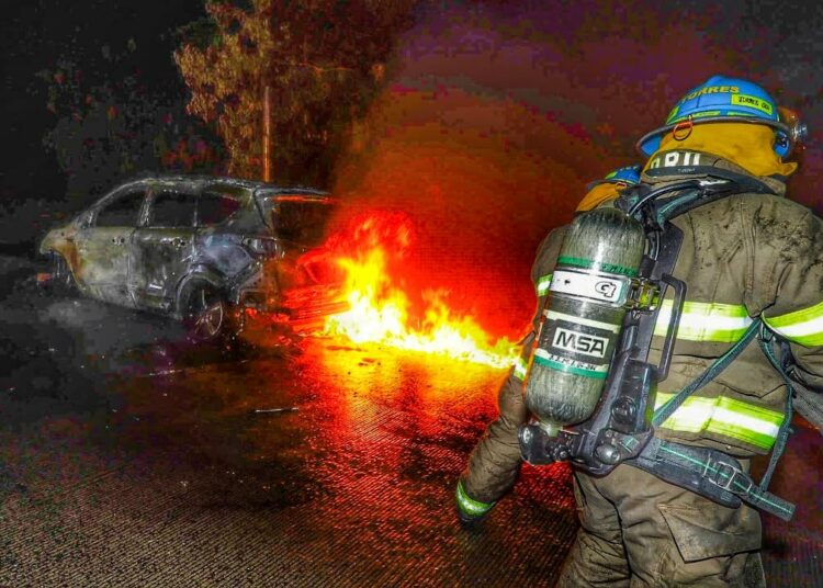 Vehículo se incendia tras chocar en la carretera Panamericana