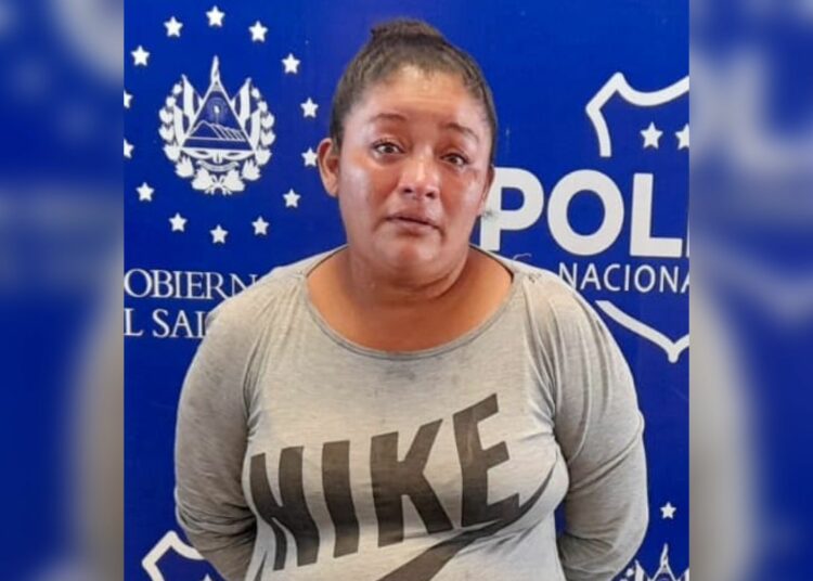 Pandillera llora tras ser captura por la PNC