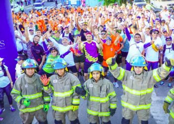 Más de mil personas participaron de la primera gran carrera “Corre con Bomberos El Salvador 2022”