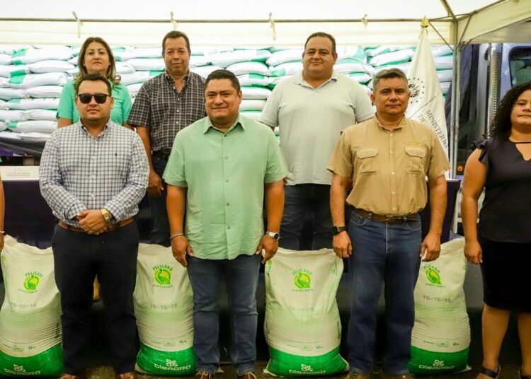 Agricultura entrega fertilizantes para beneficiar la producción de más de 5 mil manzanas de arroz