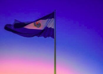 Alcaldía capitalina hizo pruebas preliminares para izar el Pabellón Nacional en la plaza Masferrer