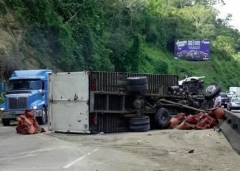 Camión volcado tras aparatoso accidente de tránsito en carretera Los Chorros sentido hacia Lourdes