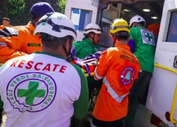 Autoridades rescataron a mujer que cayó cerca de un río en Jayaque La Libertad