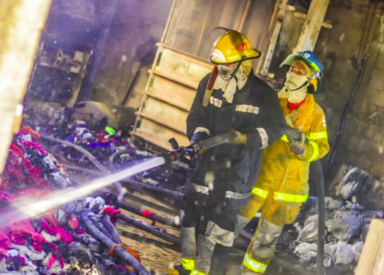 Bomberos extinguen incendio estructural en Zona Franca de San Bartolo, Ilopango
