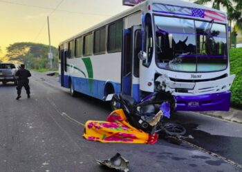 Motociclista pierde la vida al ser impactado por un bus que invadió su carril en Guazapa