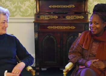 La exasistente de la reina Camila se disculpa personalmente por sus comentarios racistas