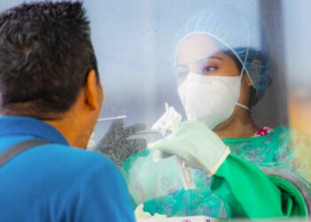 Salud desarrolla tamizaje comunitario en la plaza Gerardo Barrios, San Salvador