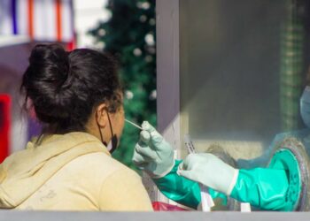 Salud realiza pruebas de detección de covid-19 en Colón, La Libertad