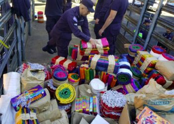 Autoridades destruyen más de 150,000 unidades de pólvora prohibida