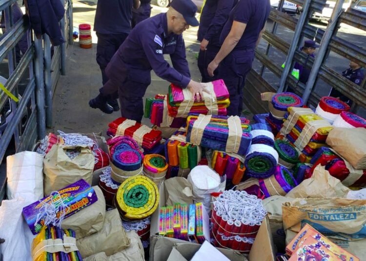Autoridades destruyen más de 150,000 unidades de pólvora prohibida